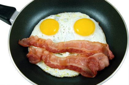 keto ovos e bacon