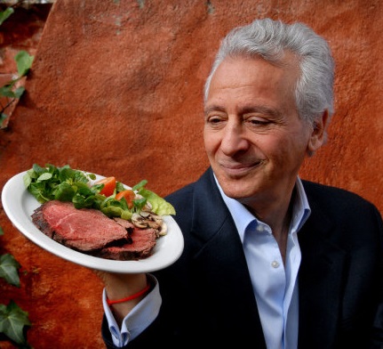 Pierre Dukan com um prato típico de sua dieta.
