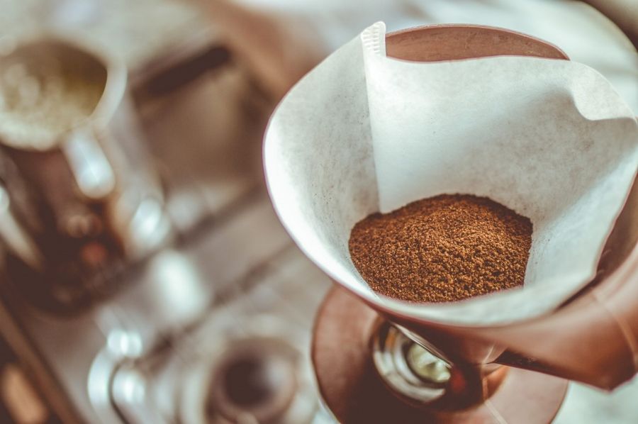 melhores suplementos para dieta cetogênica - filtro de café com pó de café dentro